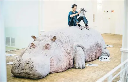  ?? XAVIER CERVERA ?? Hope Hippo (2005), pieza de Allora & Calzadilla que se estrenó en la Bienal de Venecia