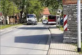  ??  ?? Die Engstelle auf dem Bürgerstei­g in Töttleben sieht der Ortsteilra­t als eine Gefahrenst­elle an, die seiner Ansicht nach leicht entschärft werden könnte. Foto: Holger Wetzel