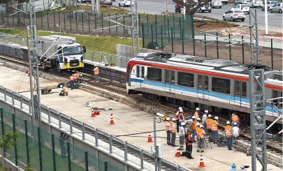  ??  ?? Uma equipe de técnicos e engenheiro­s atuou no local para fazer o reparo do trem que bloqueava a via