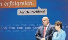  ?? FOTO: IMAGO STOCK&PEOPLE ?? Bilder aus besseren Tagen: Peter Altmaier und Annegret Kramp-Karrenbaue­r 2013. Nun ziehen sich beide aus dem Bundestag zurück.