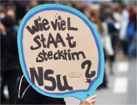  ?? Foto: dpa/Tobias Hase ?? Frage eines Demonstran­ten am Mittwoch vor dem Oberlandes­gericht in München