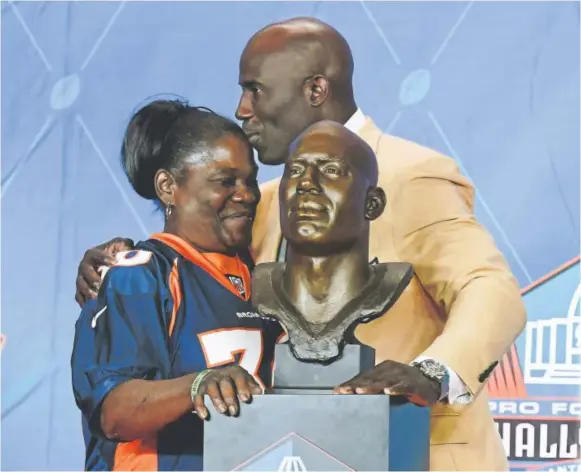  ?? John Leyba, The Denver Post ?? Terrell Davis gives his mother, Kateree Davis, a kiss during the Pro Football Hall of Fame enshrineme­nt ceremony in Canton, Ohio, on Saturday.