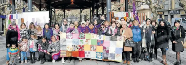  ?? Foto de familia de las costureras que continuaro­n ayer con el trabajo realizado en red por cientos de mujeres de Sakana. ??