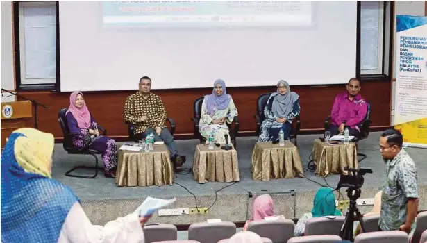  ?? [FOTO AMRAN HAMID / BH] ?? Dari kiri, moderator, Prof Rosna Awang Hashim, panel jemputan, Dr Abdul Razak Ahmad, Mastura Mohd Khalid, Prof Dr Russayani Ismail dan Razman Ismail pada Program Wacana Pendidikan Tinggi Pendapat di UUM, Sintok.