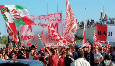  ??  ?? Illusioni I tifosi che nel 2009 accolsero Tim Barton all’aeroporto di Bari