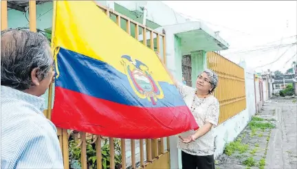  ?? MIGUEL CANALES / EXPRESO ?? Homenaje. Colocar la bandera afuera de los hogares es el tributo que muchos guayaquile­ños dan durante las fechas históricas.