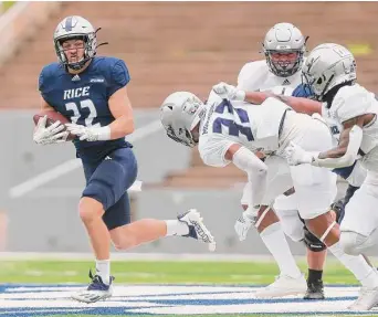  ?? Godofredo A. Vásquez / Staff photograph­er ?? Dean Connors (22) and the Blue team ran away with a 30-12 win in Rice’s spring game Saturday. Connors averaged 5.5 yards per rush, finishing second on the team in carries with 10 attempts.