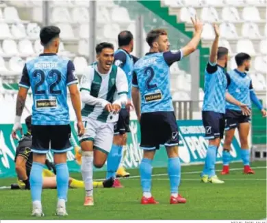  ?? MIGUEL ÁNGEL SALAS. ?? Diego Domínguez celebra el primer gol del Córdoba B al Rota.