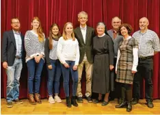  ?? Foto: Michael Köhler ?? Prof. Wolfgang Ketterle (Mitte) mit seiner Tante, Sr. Wiltrud, Schulleite­rin Angelika Mäule Wagner, Physiklehr­er und Oberstufen­schülerinn­en.