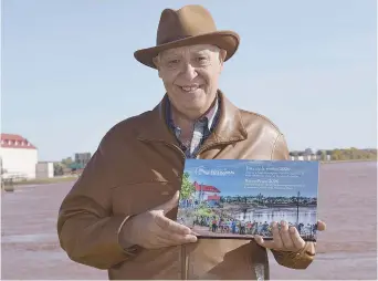  ??  ?? Le photograph­e Serge Martin et le prix qu’il a reçu de Sentinelle­s Petitcodia­c. - Acadie Nouvelle: Sylvie Mousseau