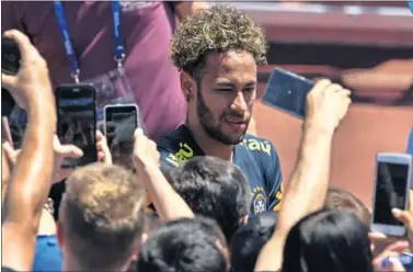  ??  ?? CONCENTRAD­O CON SU SELECCIÓN. Neymar debutará en el Mundial este domingo ante Suiza.