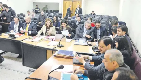  ??  ?? Los acusados y sus abogados al momento en que se iniciaba la audiencia preliminar por el caso audios filtrados.