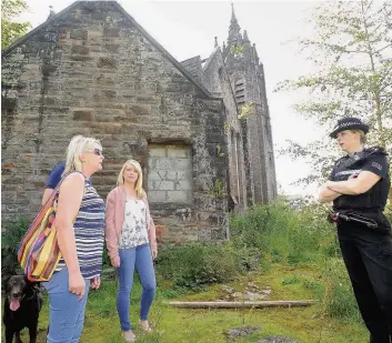  ??  ?? Concerns Inspector Louise Brownlie meets with local residents at the site of the old Dundyvan Church