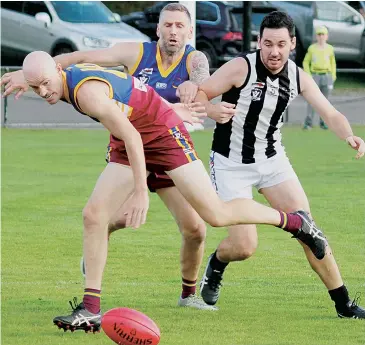  ??  ?? Anthony Bruhn impacts the contest as Shane Ingham and Clay Tait battle to get the ball. Photos - AMANDA EMARY