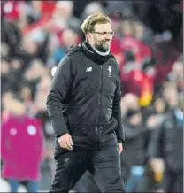  ??  ?? Klopp y Guardiola vivieron el partido con mucha intensidad El técnico del Liverpool le volvió a ganar al de Santpedor esta temporada