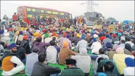  ?? HT PHOTO ?? Cane growers protesting on the national highway in Phagwara on Tuesday.