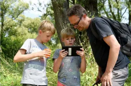  ??  ?? Yaro en Jasper zoeken samen met Kristof naar de volgende opdracht.