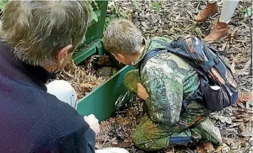  ?? KATIE FARMAN ?? Monte and Pukaha’s Conservati­on Manager Todd Jenkinson check out a DoC250 trap.