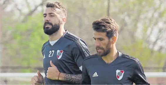  ?? PRENSA RIVER ?? Cambio en el ataque. Lucas Pratto, en la foto junto a Leonardo Ponzio, no estará entre los titulares ante los chaqueños.