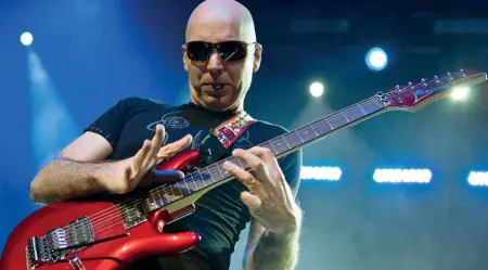  ??  ?? Mito
Joe Satriani Il guitar hero newyorkese questa sera al Gran Teatro Geox di Padova