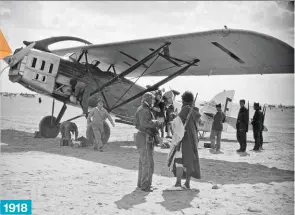  ??  ?? La ligne de l'aéropostal­e Casablanca-Dakar dans le désert marocain autour des années 1930.