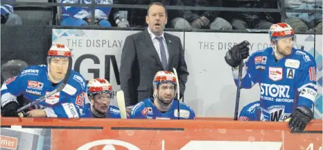  ?? FOTO: DIREVI ?? Die Schwenning­er Wild Wings und ihr Trainer Paul Thompson schauten bei der 0:3-Niederlage in Bremerhave­n bedröppelt drein.