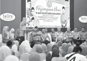  ?? — Gambar Bernama ?? UCAPAN: Ahmad Zahid menyampaik­an ucapan pada Perjumpaan Khas Bersama para Kepimpinan Badan Perhubunga­n UMNO Negeri Pulau Pinang semalam.