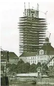  ??  ?? Ein Wahrzeiche­n entsteht: Das Mannesmann-Hochhaus 1957