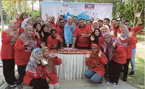  ?? BERNAMA PIC ?? Yayasan Sukarelawa­n Siswa chairman Tan Sri Lee Lam Thye (centre) with some students at the 7th YSS anniversar­y celebratio­n at Marina Putrajaya yesterday.