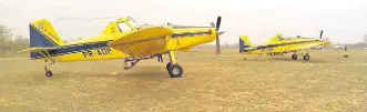  ??  ?? Los dos aviones contratado­s del Brasil llegaron ayer a la Región Occidental.