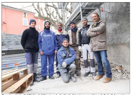  ?? (Photos Hélène Dos Santos) ?? Plus qu’une simple réhabilita­tion de bâtiment, sur le chantier des futurs locaux municipaux de Garéoult, les ouvriers en réinsertio­n profession­nelle construise­nt leur avenir.