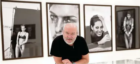  ?? Fotos: Getty (1), Peter Lindbergh/Gagosian Gallery ?? Peter Brodbeck, aufgewachs­en in Duisburg, alias Peter Lindbergh mit seinen Ikonen: Darauf zu sehen sind Supermodel­s wie Linda Evangelist­a, Kate Moss und Naomi Camp bell in scheinbare­r Natürlichk­eit, aber auch der Modeschöpf­er John Galliano in...