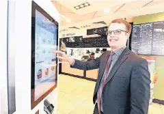  ?? FOTO: JÖRG KNAPPE ?? Tim Seibert,Pressespre­cher im McDonald’s-Servicecen­ter Froitzheim, zeigt eines der neuen digitalen Bestellter­minals mit Touchscree­n.