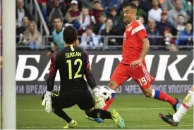  ?? — AFP ?? Russia’s Alexander Samedov ( right) scores in their internatio­nal friendly against Turkey at the VEB Arena in Moscow on Tuesday. The match ended 1- 1.