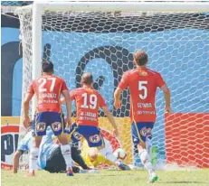  ??  ?? Desde el suelo, Donoso marca el 3-2 de Iquique.