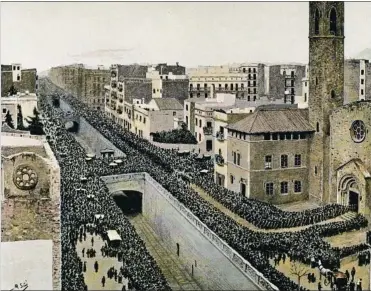  ?? UNIVERSALI­MAGESGROUP / GETTY ?? Una multitud va assistir a l’enterramen­t d’Evaristo Arnús a Barcelona el 1890