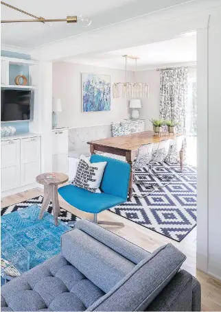  ?? PHOTOS: JVL PHOTO ?? Layered rugs feel extra plush and add warmth for fall. Emma Doucet used the same graphic rug in the living room and dining room of a recent project, then layered a small, colourful carpet to anchor the seating area.