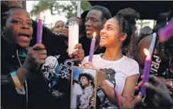  ?? LUCY NICHOLSON / REUTERS ?? Un grupo de fans cantando Purple rain, en Los Ángeles