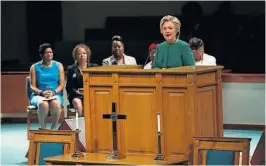  ??  ?? KJEMPER OM RELIGIØSES STEMMER: Demokraten­s presidentk­andidat Hillary C linton taler under søndagsgud­stjenesten ved Union Baptist C hurch i Durham i North C arolina sist søndag.