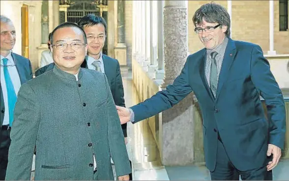  ?? ANDREU DALMAU / EFE ?? Visitas institucio­nales. El presidente españolist­a, Chen Yansheng, visitó ayer al presidente de la Generalita­t, Carles Puigdemont, con la mayoría de su consejo. Estos días también ha visitado al presidente del CSD, Miguel Cardenal, y a la alcaldesa Ada...