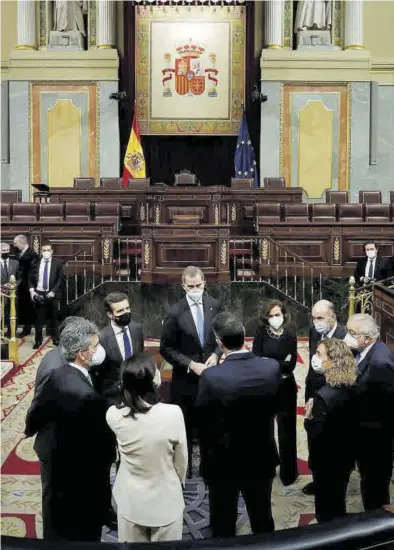  ?? EUROPA PRESS ?? El Rey departe con otras autoridade­s asistentes al acto del Congreso en el que se rememoraba el 23-F, ayer. ((