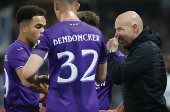  ?? Belga ?? Brian Riemer probeert bij te sturen, maar de Deense coach kreeg de motor bij Anderlecht opnieuw niet aan de praat.