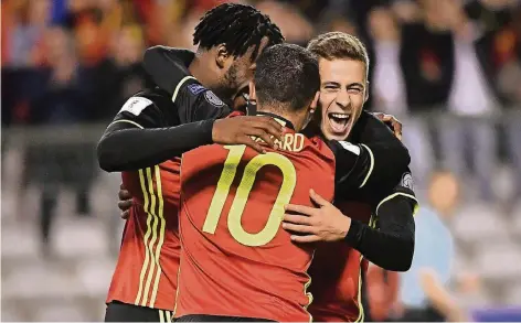  ?? FOTO: IMAGO ?? Michy Batshuayi (links) und Eden Hazard gratuliere­n Thorgan Hazard zu dessen Premierent­or für Belgien im Spiel gegen Zypern.