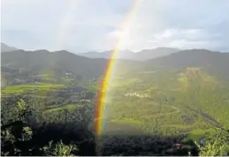  ?? EL PERIÓDICO ?? El municipio de Montanuy, al fondo, tras el arcoiris.