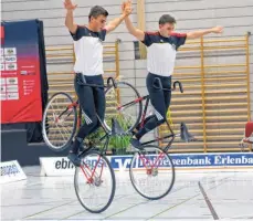  ?? FOTO: WILFRIED SCHWARZ ?? Erreichten mit insgesamt 315 Zählern den vierten Platz im Gesamtwelt­cup: (von links) Michael und Matthias Quecke vom RMSV Bad Schussenri­ed.