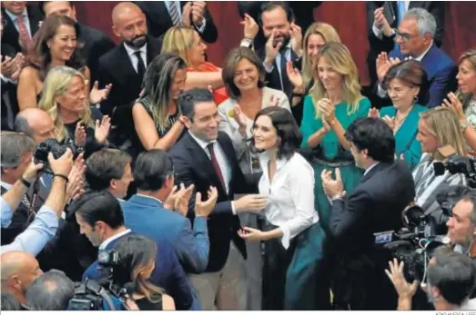  ?? KIKO HUESCA / EFE ?? Isabel Díaz Ayuso (c), nueva presidenta madrileña, recibe ayer la felicitaci­ón del secretario general del PP, Teodoro García Egea, junto a ella, entre otros.