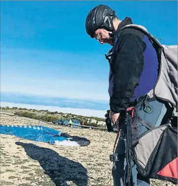  ?? LA VANGUARDIA ?? El doctor Eugenio Jimeno se prepara para elevarse con el parapente sobre el campo de vuelo de Àger, en el 2015