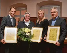  ?? Foto: Andreas Schopf ?? Bürgermeis­terin Miriam Gruß (2. von rechts) ehrte verdiente Bürger (von links): Klaus Lother, Schwester Maria Elisabeth und Ernst Schoupa.