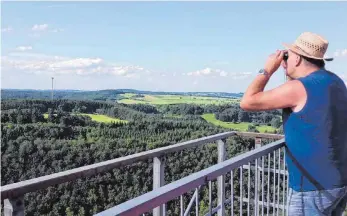  ?? FOTOS: KATHRIN FROMM ?? Fernglas nicht vergessen! Die Aussicht vom Hursch-Turm aus ist sensatione­ll.