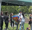  ??  ?? COMPAÑeROS vISTIeRON camisetas con la foto de ambos y el sonograma de su hijo nonato